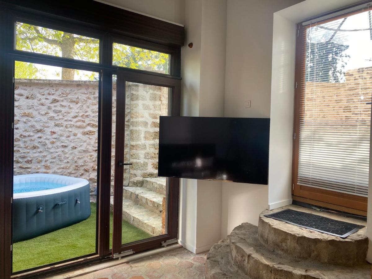 Studio Duplex Avec Spa Et Cour Privee Bonnelles Eksteriør bilde