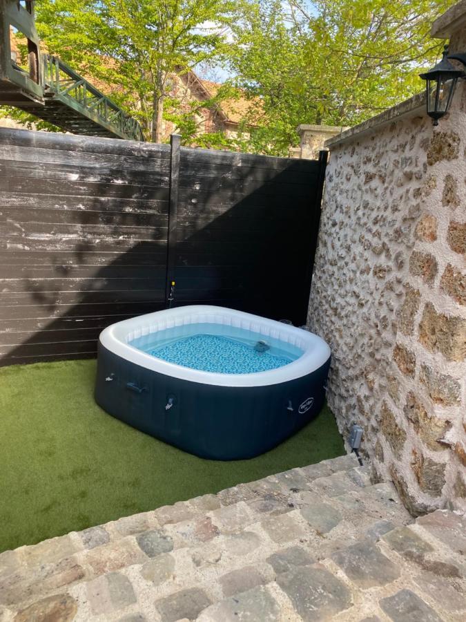 Studio Duplex Avec Spa Et Cour Privee Bonnelles Eksteriør bilde